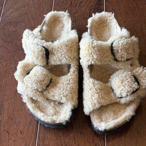 NEW Birkenstock Shearling Platform Sandals. Size EU 39. Beige.  NWOT.